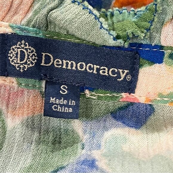 V-neck long sleeve dress with belt size small - Picture 11 of 15